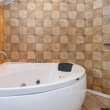 Family Retreat In - By Traum